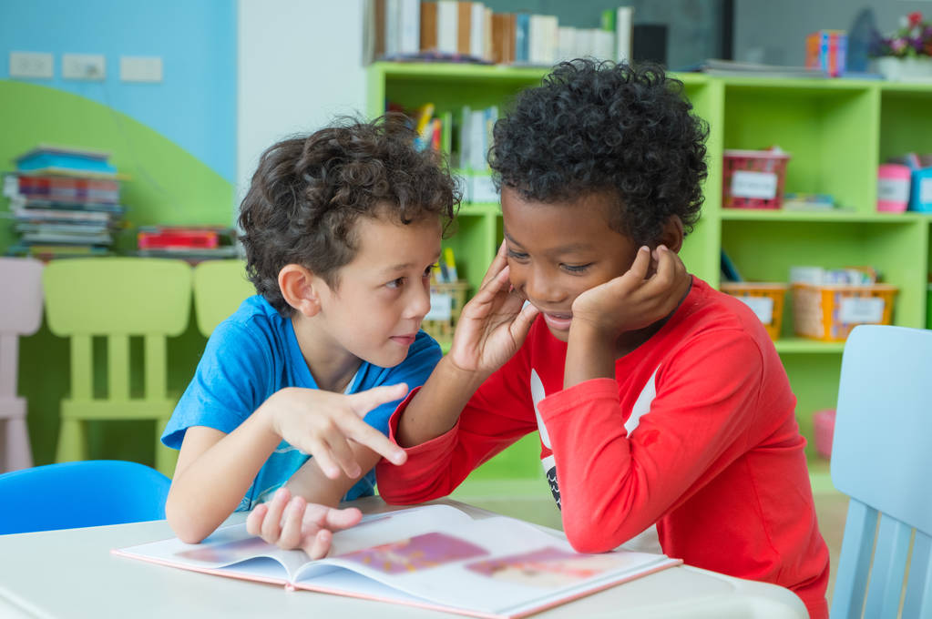 Dva chlapce dítě sedět na stole a zbarvení v knize v MŠ libr - Fotografie, Obrázek