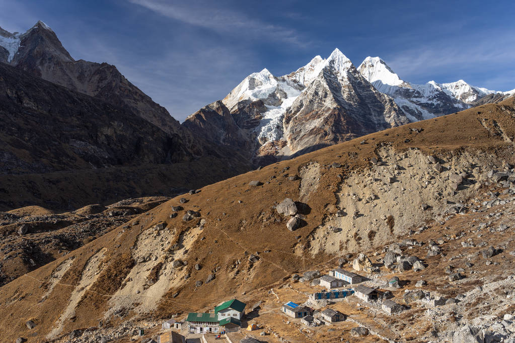 Vista superior del pueblo Khare antes de subir al pico Mera, Everest
  - Foto, imagen