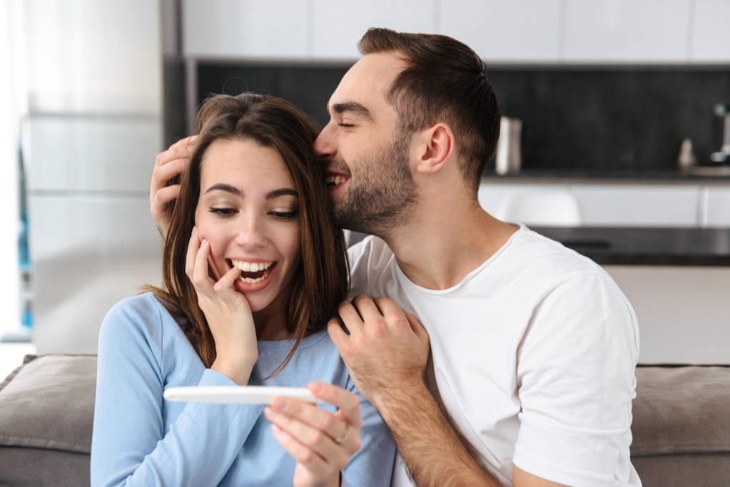 Bella giovane coppia holdingpregnancy test
 - Foto, immagini