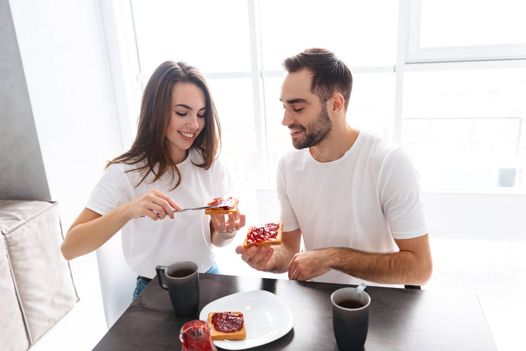 boldog fiatal pár reggelizik együtt - Fotó, kép