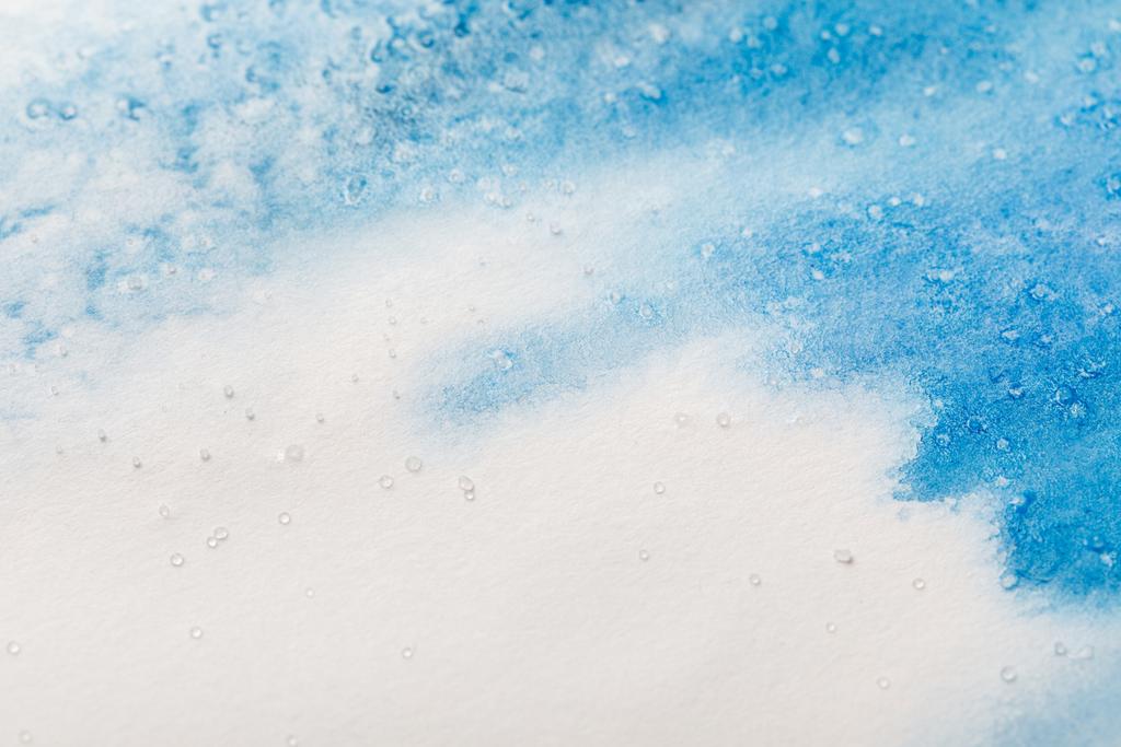 コピースペース付きの白いテクスチャの背景に青いカラフルな水彩画の塗料のこぼれ - 写真・画像