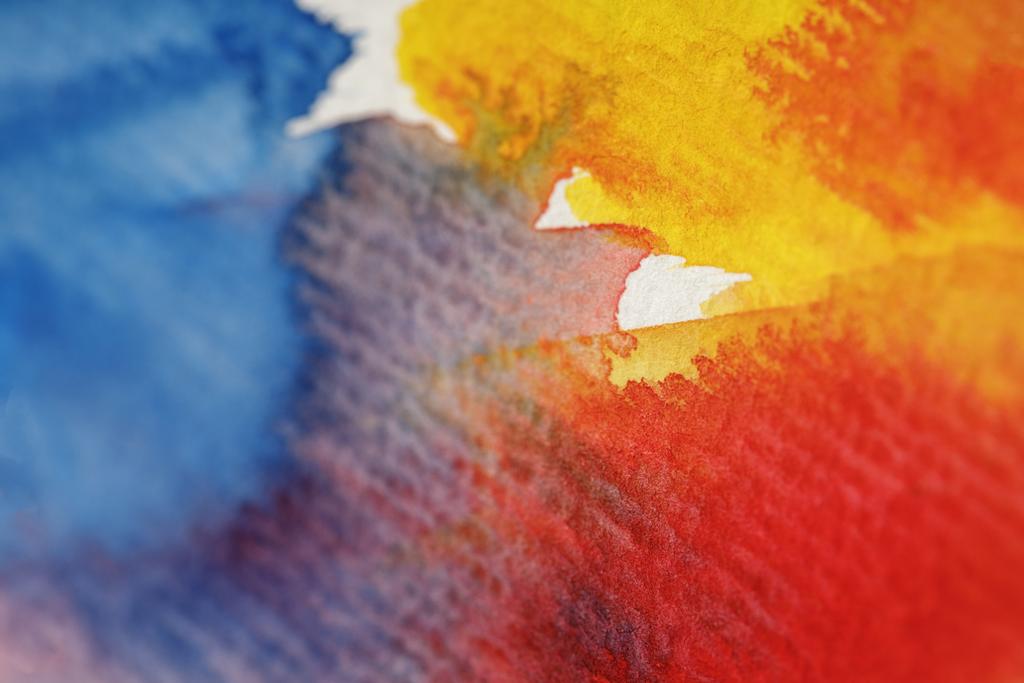 テクスチャの背景に混合黄色、青、赤の水彩画の塗料のこぼれのクローズアップビュー - 写真・画像