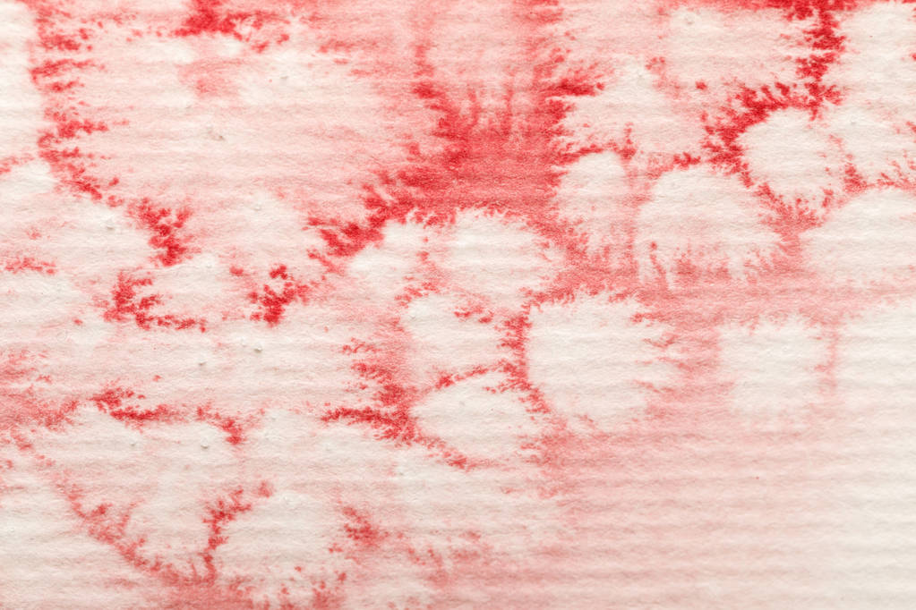 vista de cerca del derrame de pintura de acuarela roja sobre fondo de papel texturizado
 - Foto, Imagen