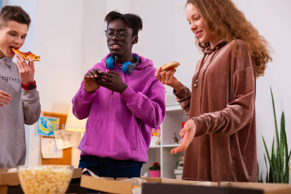 Tizenévesek étkezési elviel pizza után tanul együtt - Fotó, kép