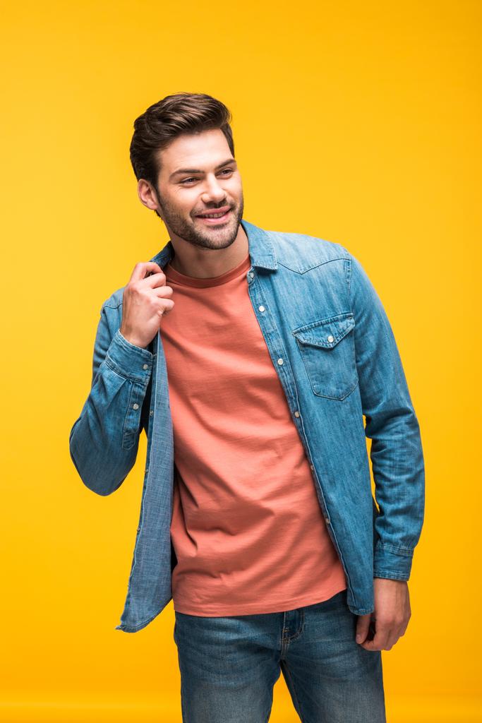 Lächelnder gutaussehender Mann posiert isoliert auf gelb - Foto, Bild