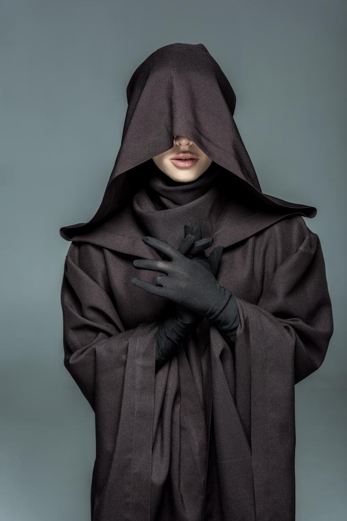 gri izole ölüm kostümü gesturing kadının ön görünümü - Fotoğraf, Görsel