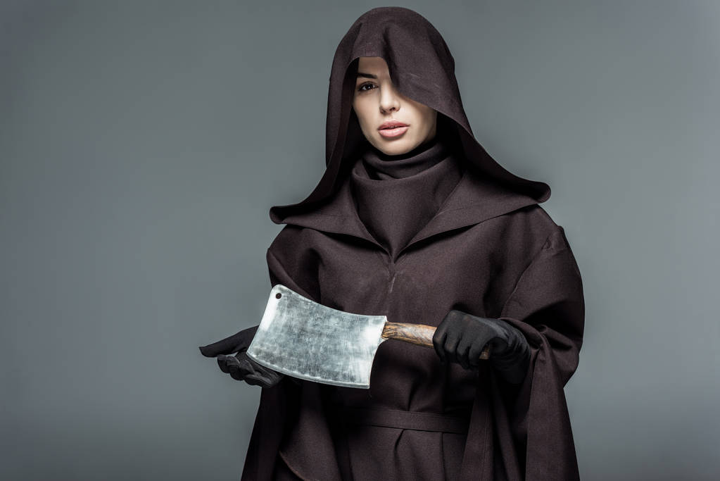 donna in costume da morte con mannaia isolata su grigio
 - Foto, immagini