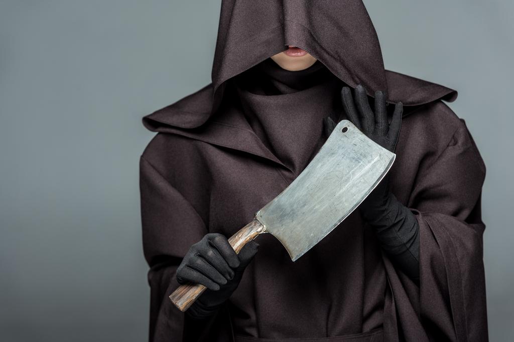 oříznutý pohled na ženu v kostýmu smrti držící sekáček izolovaný na šedé - Fotografie, Obrázek