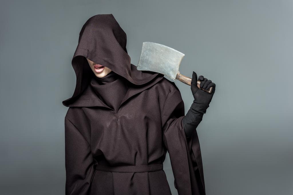 žena v kostýmu smrti drží sekáček izolovaný na šedé - Fotografie, Obrázek