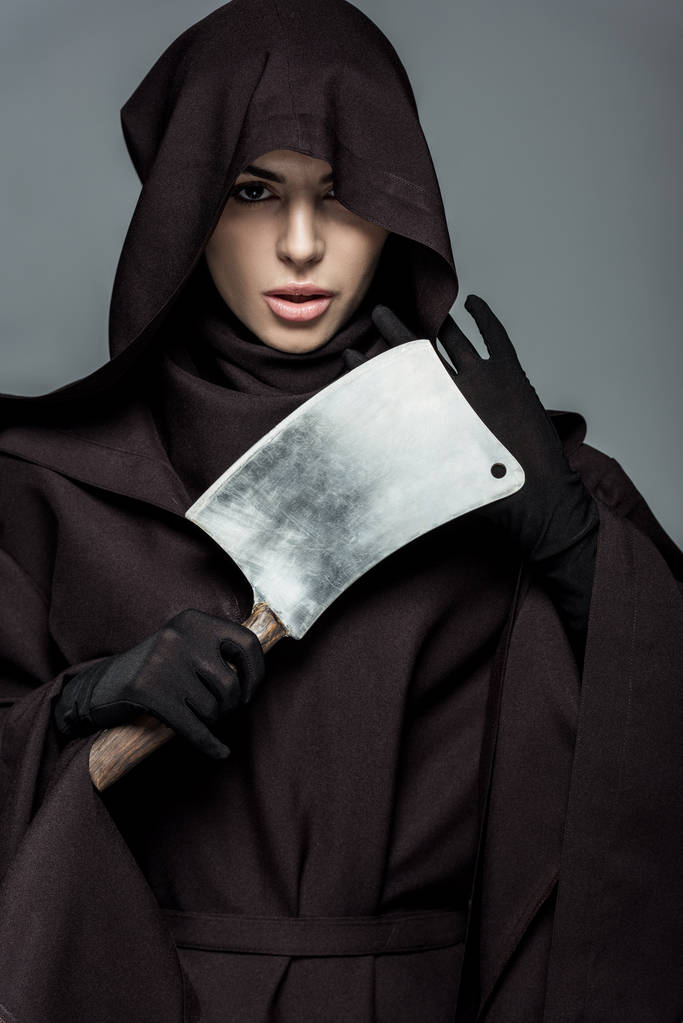 vrouw in de dood kostuum houden hakmes geïsoleerd op grijs - Foto, afbeelding