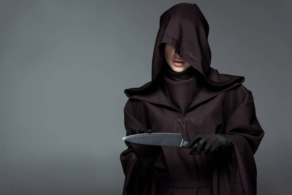 žena v kostýmu smrti drží nůž izolovaný na šedé - Fotografie, Obrázek