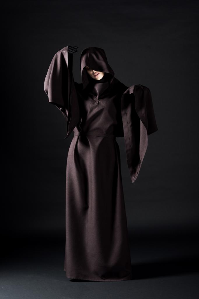 volledige lengte weergave van vrouw in Death Costume op zwart - Foto, afbeelding