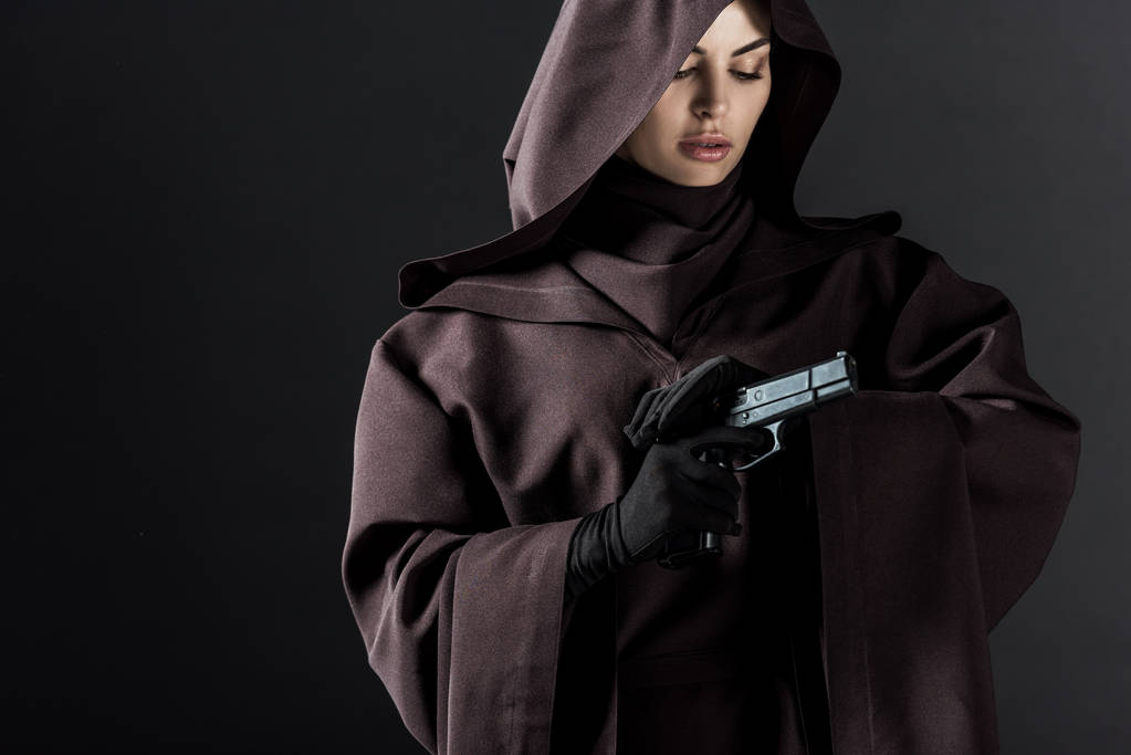 žena v kostýmu smrti drží zbraň izolovanou na černé - Fotografie, Obrázek