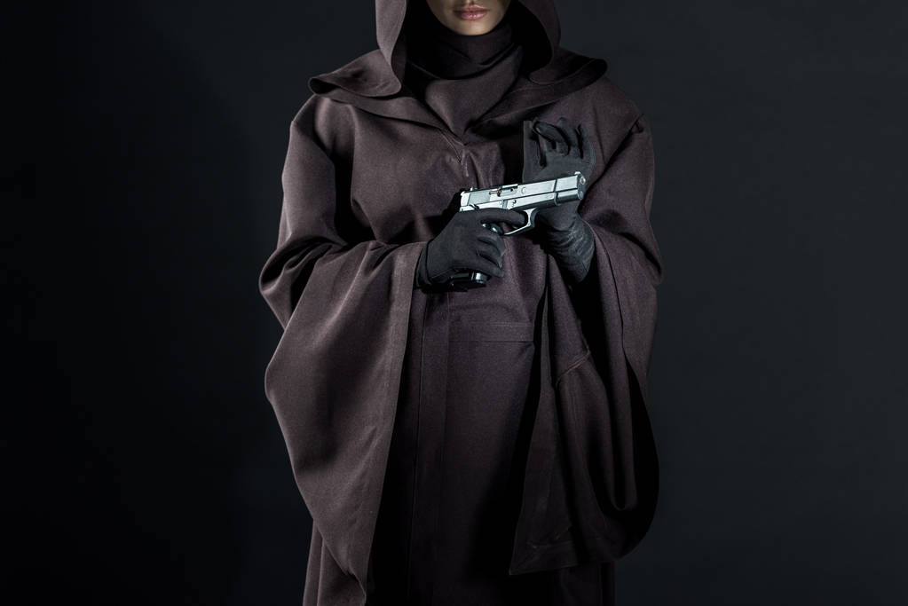 siyah üzerinde silah tutan ölüm kostümü kadın kırpılmış görünümü - Fotoğraf, Görsel