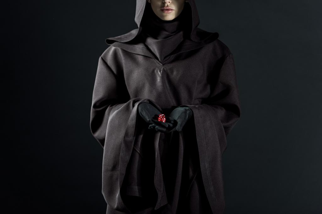 recortado vista de la mujer en traje de la muerte sosteniendo dados aislados en negro
 - Foto, Imagen
