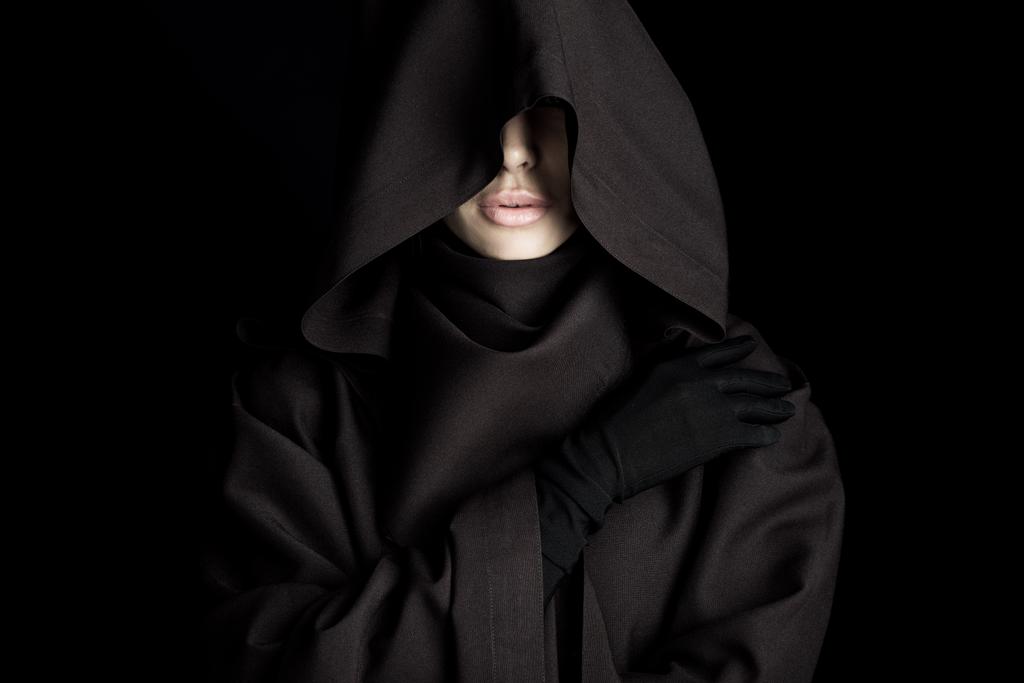 Widok z przodu pięknej kobiety w stroju śmierci na czarno - Zdjęcie, obraz