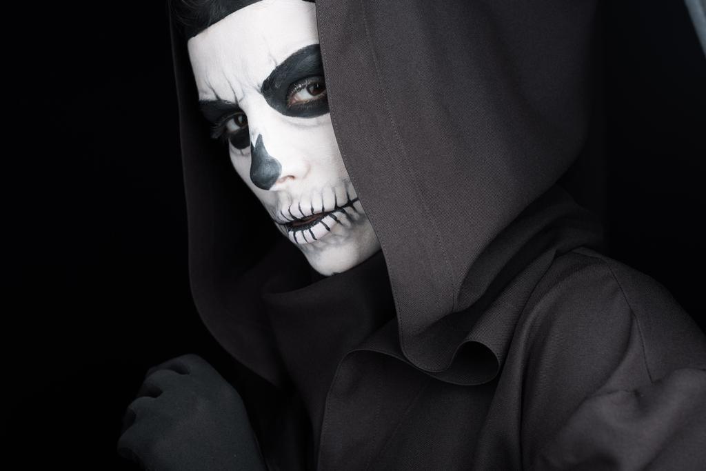 женщина с черепом макияж глядя на камеру изолированы на черный
 - Фото, изображение