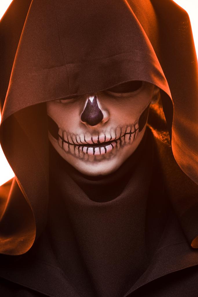 Frau mit Totenkopf-Make-up im schwarzen Todeskostüm  - Foto, Bild