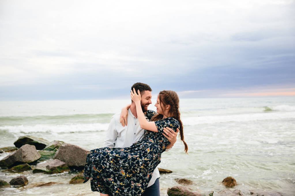 szczęśliwa młoda para zakochana na plaży - Zdjęcie, obraz