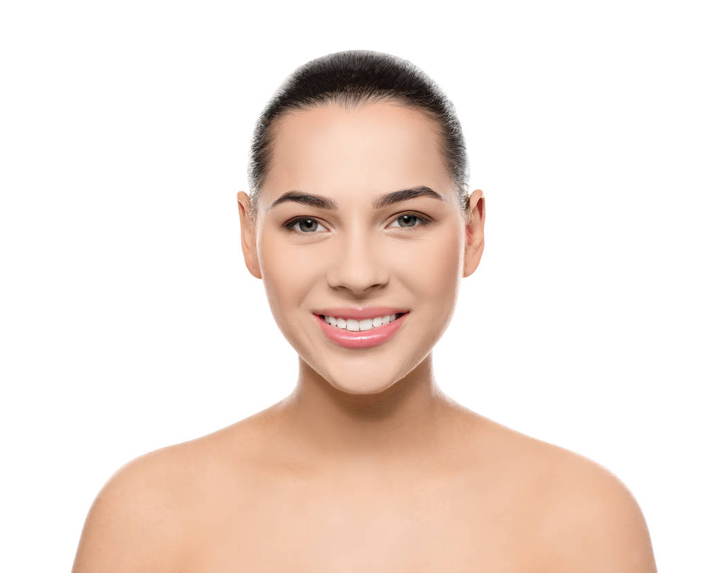 Portret van jonge vrouw met mooi gezicht en natuurlijke make-up op witte achtergrond - Foto, afbeelding