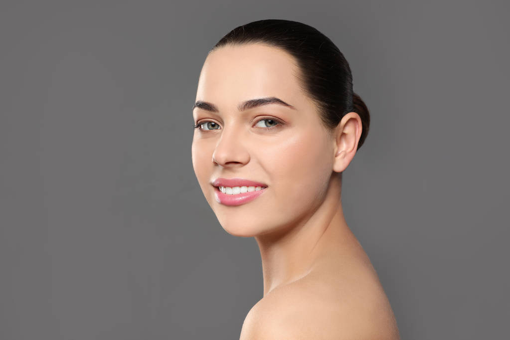 Портрет молодой женщины с красивым лицом и натуральным макияжем на цветном фоне
 - Фото, изображение