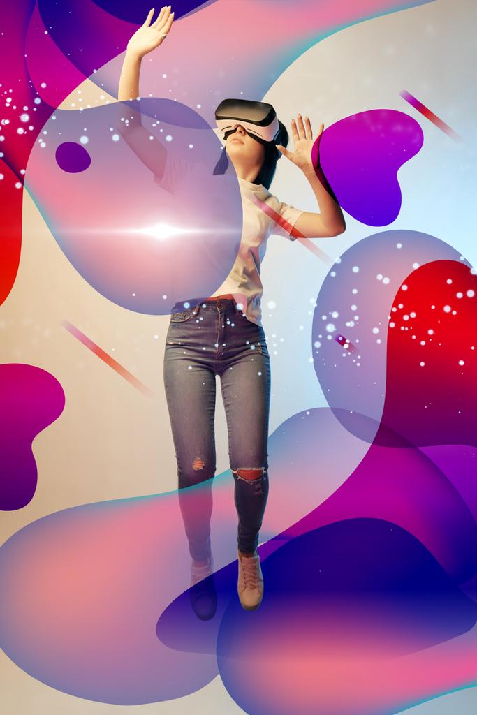молодая женщина в наушниках виртуальной реальности левитирует в воздухе среди светящихся и абстрактных иллюстраций на бежевом и синем фоне
 - Фото, изображение