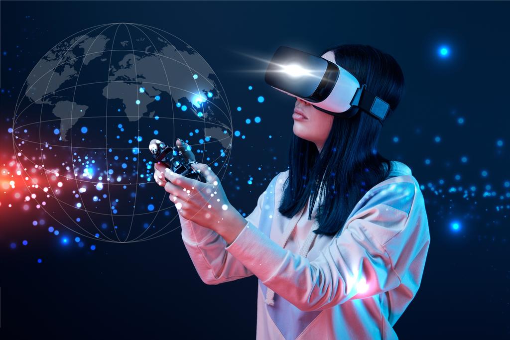 KYIV, UCRANIA - 5 DE ABRIL DE 2019: Mujer joven con auriculares de realidad virtual usando joystick sobre fondo oscuro con ilustración globo
 - Foto, Imagen