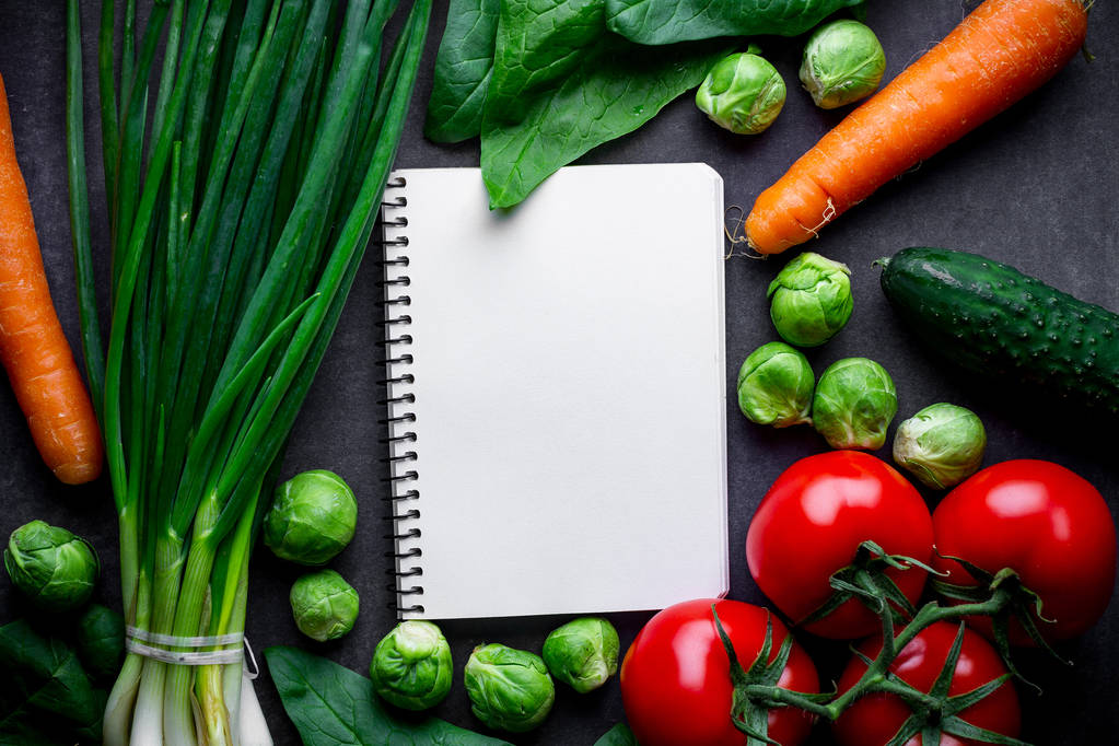 Dojrzałe składniki i pusta książka receptury do gotowania świeżych sałatek i potraw warzywnych. Prawidłowe odżywianie, zdrowa, zrównoważona żywność. Plan diety. Czyste i zdrowe odżywianie. Kopiuj przestrzeń  - Zdjęcie, obraz