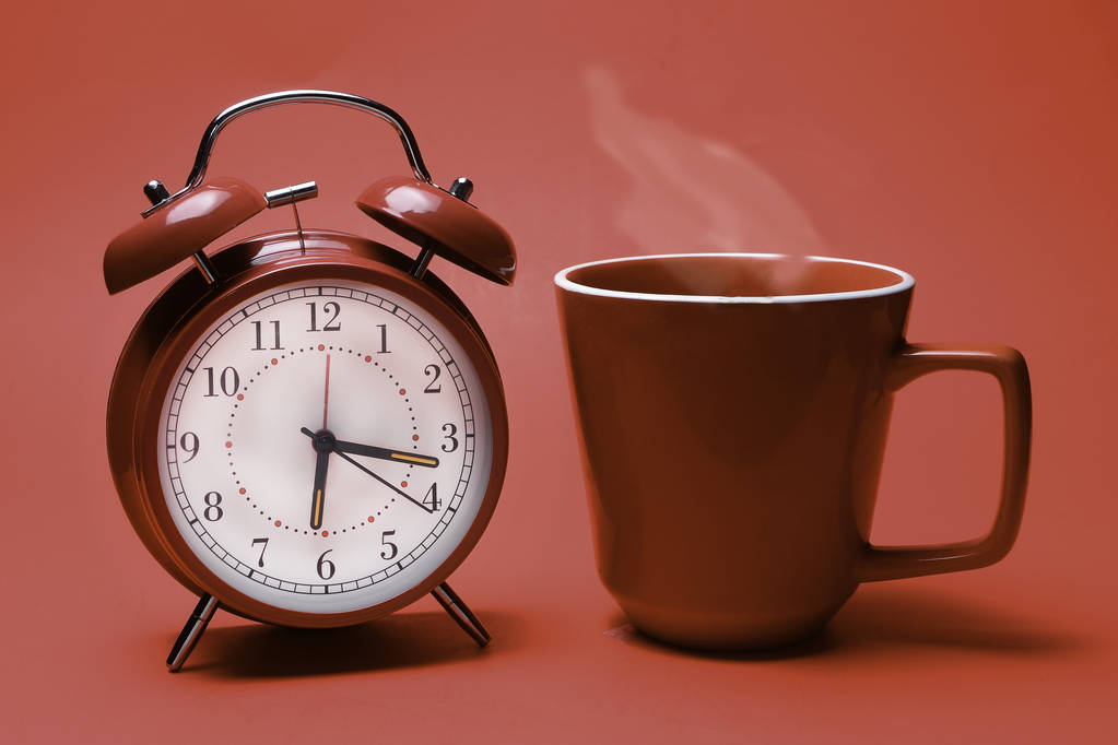 Ранній ранковий кавовий напій для пробудження і початку роботи
 - Фото, зображення