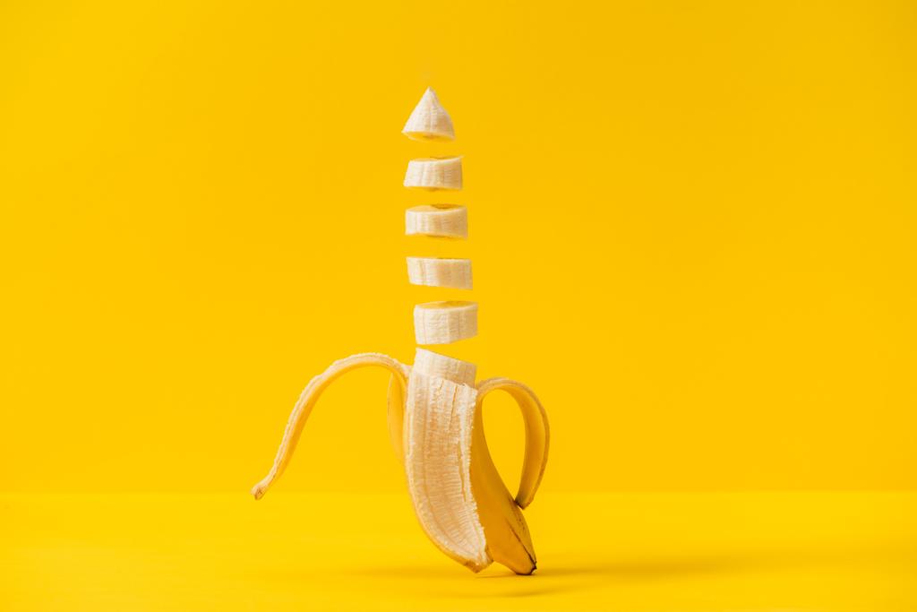 Banana dolce biologica affettata isolata sul giallo
 - Foto, immagini