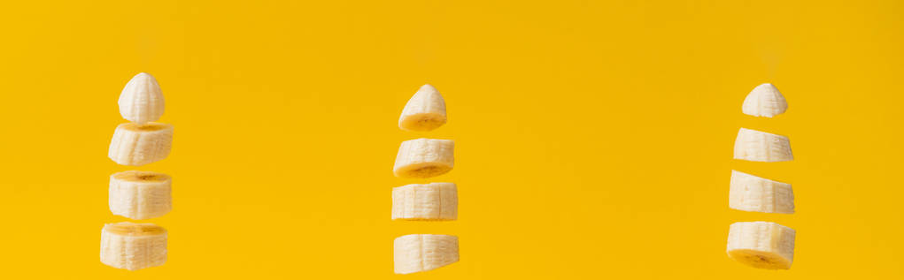 Panoramaaufnahme von geschnittenen leckeren süßen nahrhaften Bananen isoliert auf gelb - Foto, Bild