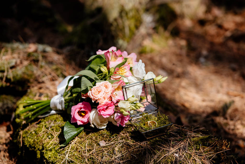 kytice květin a krabička se svatebními prstenci - Fotografie, Obrázek