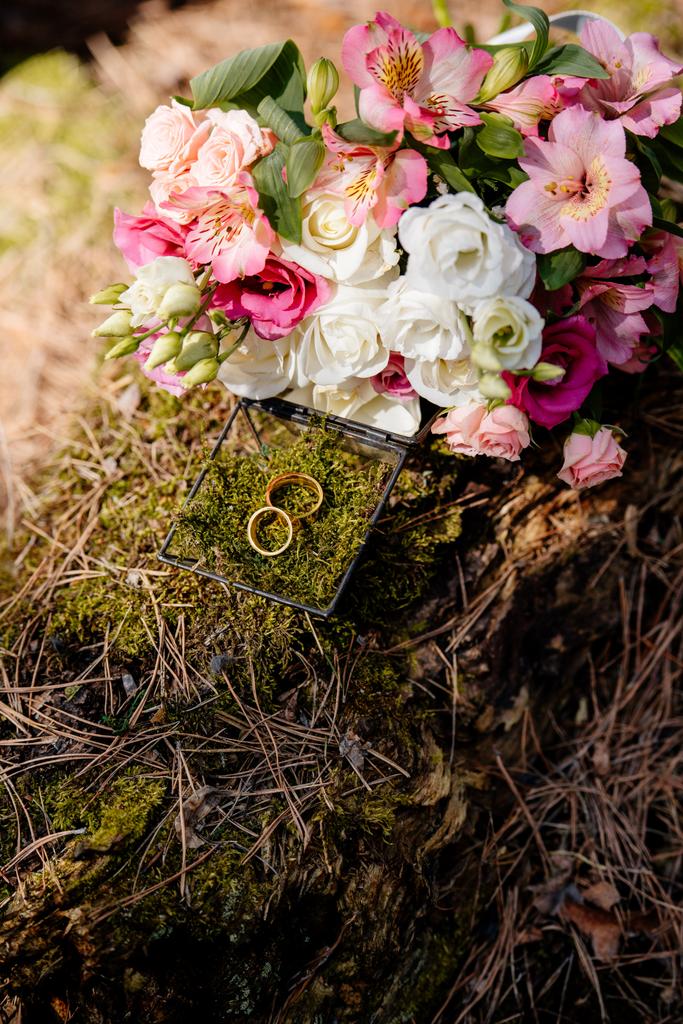 bouquet of flowers and box with wedding rings - Photo, Image