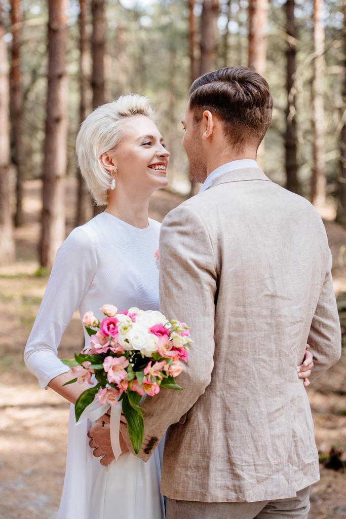 просто подружня пара в офіційному одязі приймає і дивиться один на одного в лісі
 - Фото, зображення