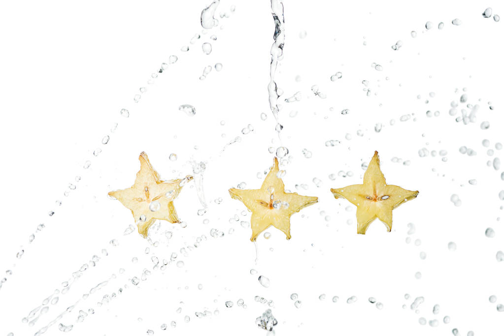 влажная экзотическая звезда фрукты ломтики и капли воды изолированы на белом
 - Фото, изображение