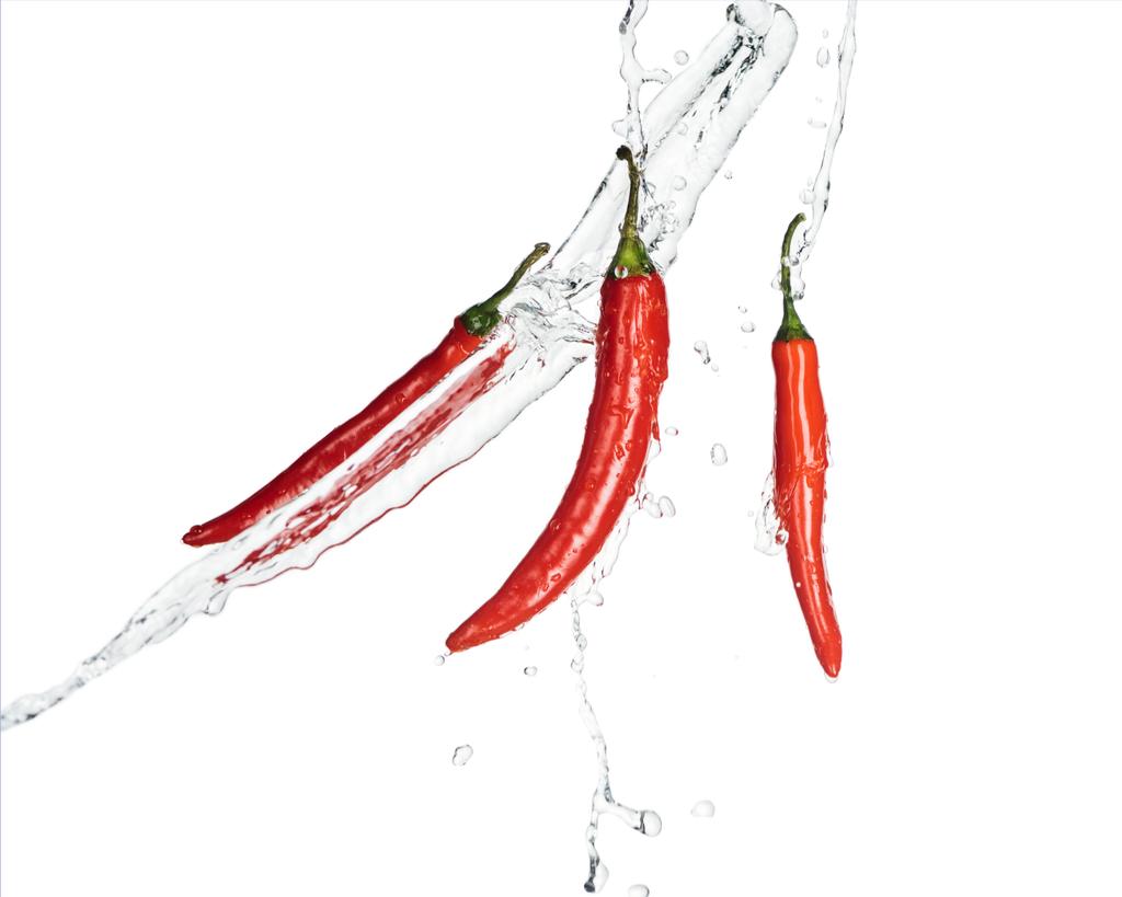 Pikantna czerwona papryka chili z przezroczystą wodą na białym tle - Zdjęcie, obraz