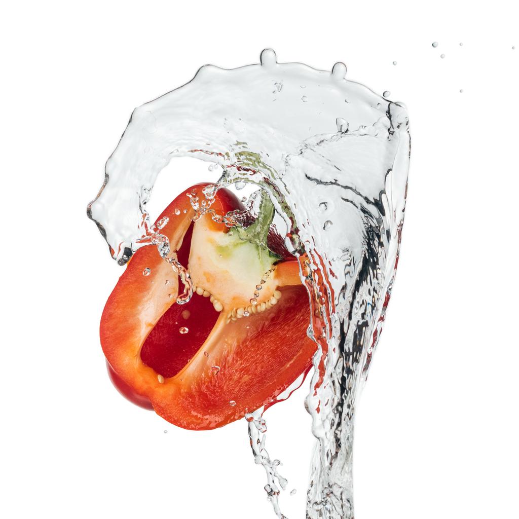 κόκκινο πιπέρι κόκκινη καμπάνα με καθαρό νερό που απομονώνεται σε λευκό - Φωτογραφία, εικόνα