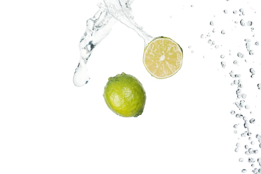 zöld friss lime tiszta víz csobbanás elszigetelt fehér - Fotó, kép