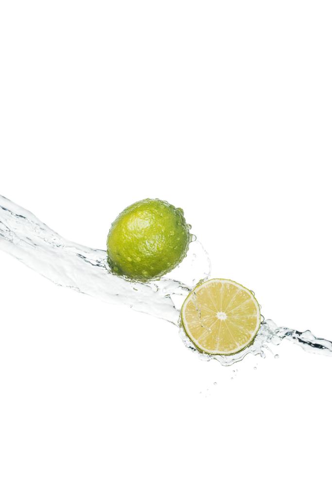 limas verdes frescas con chorro de agua clara aislado en blanco con espacio de copia
 - Foto, Imagen