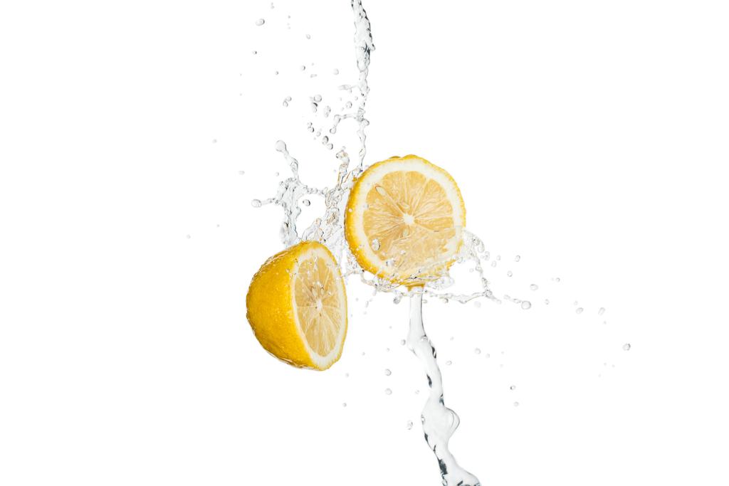 жовтий нарізаний свіжими лимонами з прозорими бризками води і краплями ізольовані на білому
 - Фото, зображення