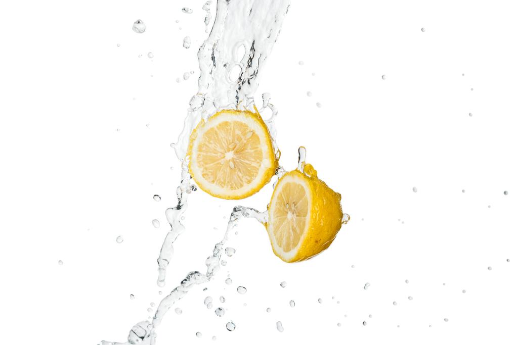 limones de corte amarillo con salpicaduras de agua clara y gotas aisladas en blanco
 - Foto, imagen