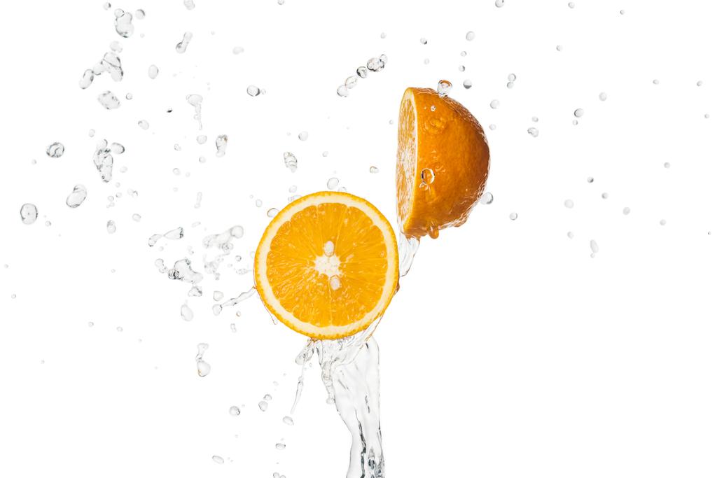 kirkas oranssi puolikkaat vesi roiske eristetty valkoinen
 - Valokuva, kuva