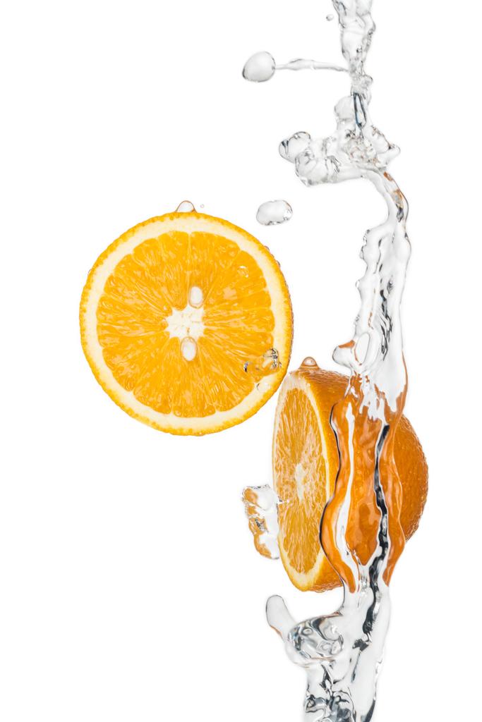 świeże pomarańczowe połówki z czystą wodą i krople wyizolowane na białym - Zdjęcie, obraz