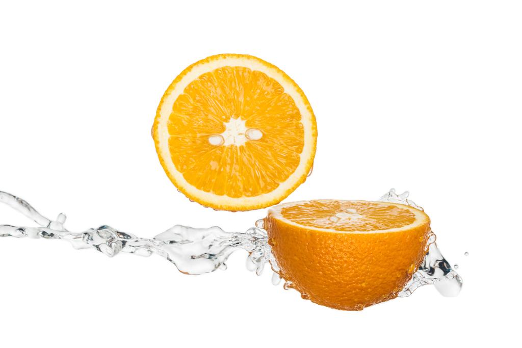 friss narancs felét víz csobbanás elszigetelt fehér - Fotó, kép