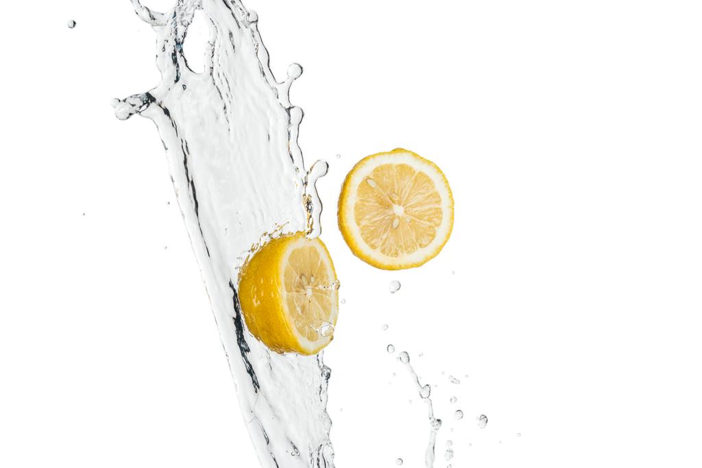 gelbe frische Zitronen mit Wasserspritzer und Tropfen isoliert auf weiß - Foto, Bild