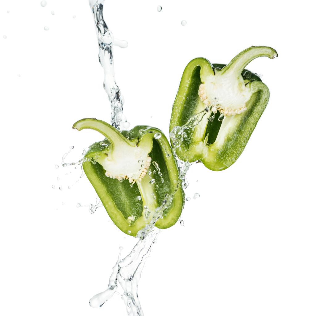 grüne Paprika-Hälften und klares Wasser mit Tropfen isoliert auf weißem - Foto, Bild