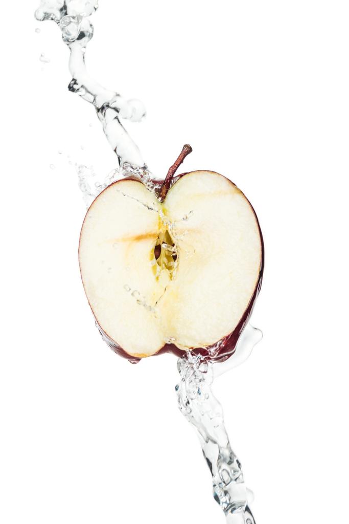 ώριμο μήλο και καθαρή ροή νερού απομονωμένη σε λευκό - Φωτογραφία, εικόνα