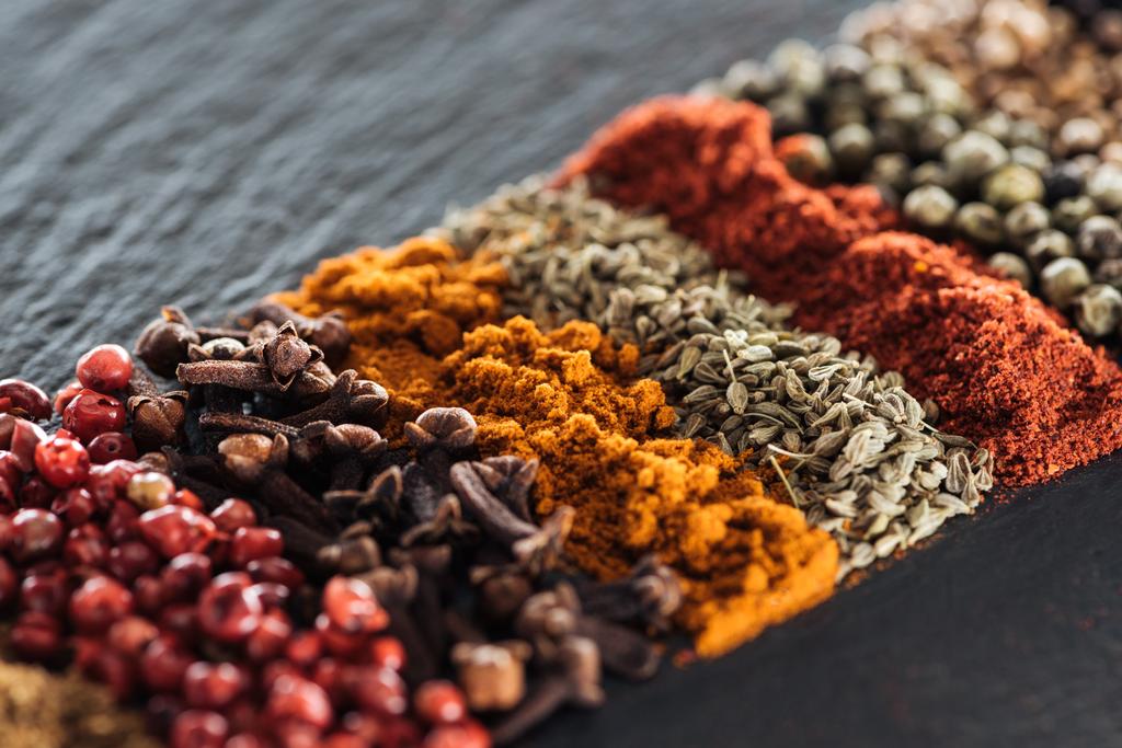 Close-up uitzicht op traditionele heldere Indiase specerijen - Foto, afbeelding
