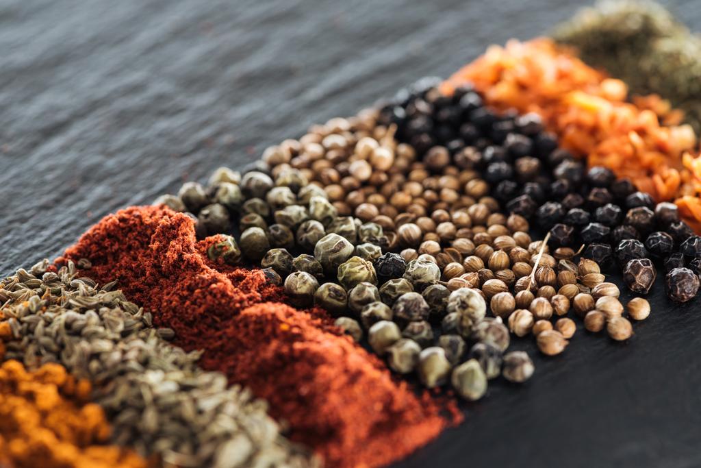 közelből kilátás a hagyományos indiai fűszerek sorában - Fotó, kép