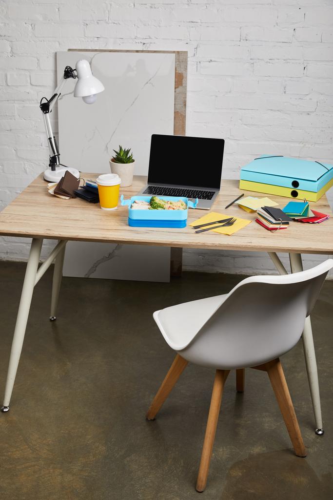 Arbeitsbereich mit Lunchbox mit leckerem Essen auf Holztisch auf weißem Hintergrund, illustrativer Leitartikel - Foto, Bild